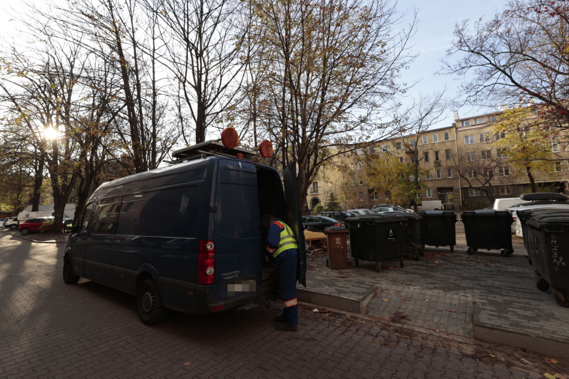 Warszawa. Kolejna awaria kanalizacji w kamienicach na Ochocie. W piwnicach znowu wybiły ścieki