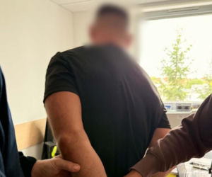 Odpowie za uszkodzenie mienia i posiadanie narkotyków