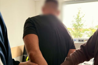 Odpowie za uszkodzenie mienia w Gostyniu i posiadanie narkotyków. 37-latek ustalony i zatrzymany