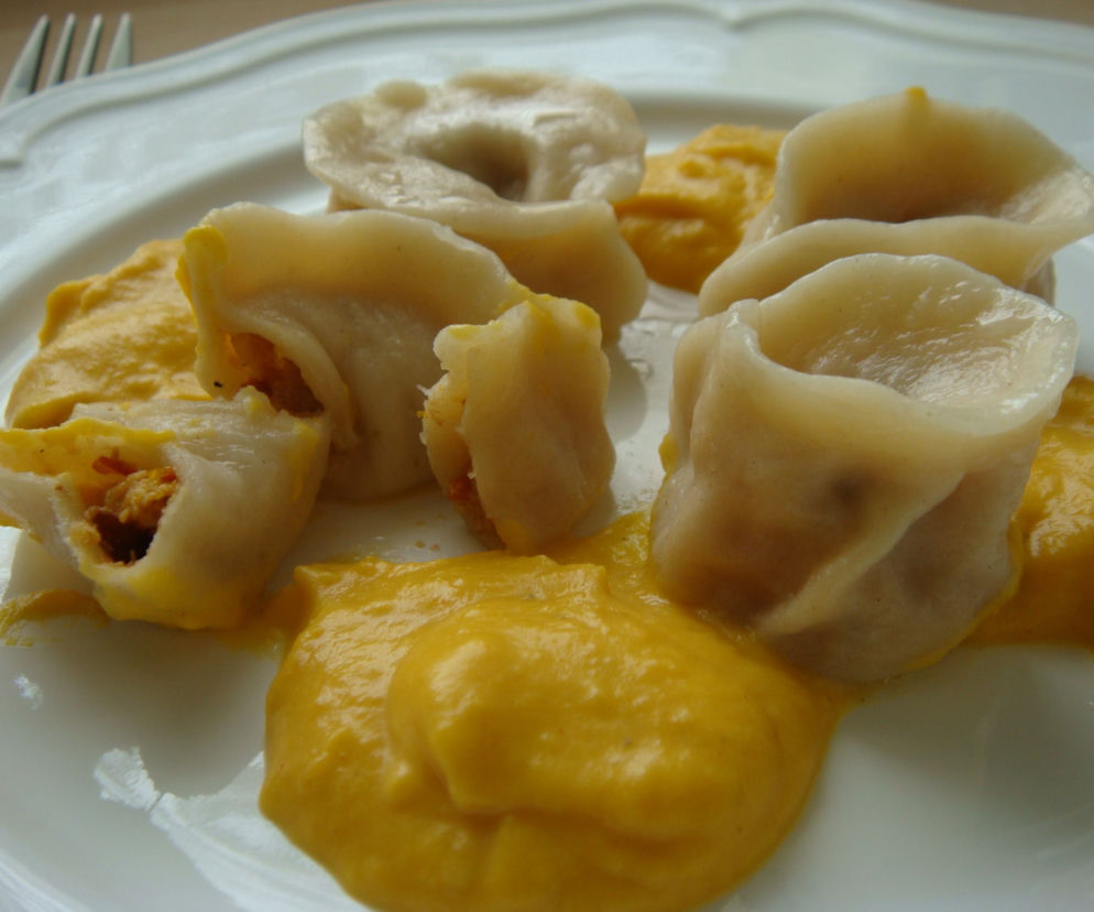Orkiszowe tortelloni z pieczoną dynią, fetą i suszonymi pomidorami (bez pszenicy modyfikowanej i białek mleka krowiego)