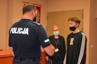 Poznań: W zaroślach leżał mężczyzna. 14-latek został bohaterem [ZDJĘCIA]