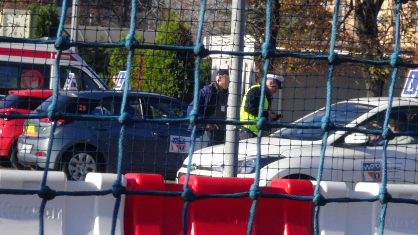 Wypadek motocyklisty podczas egzaminu na prawo jazdy. Służby interweniowały w WORD w Warszawie