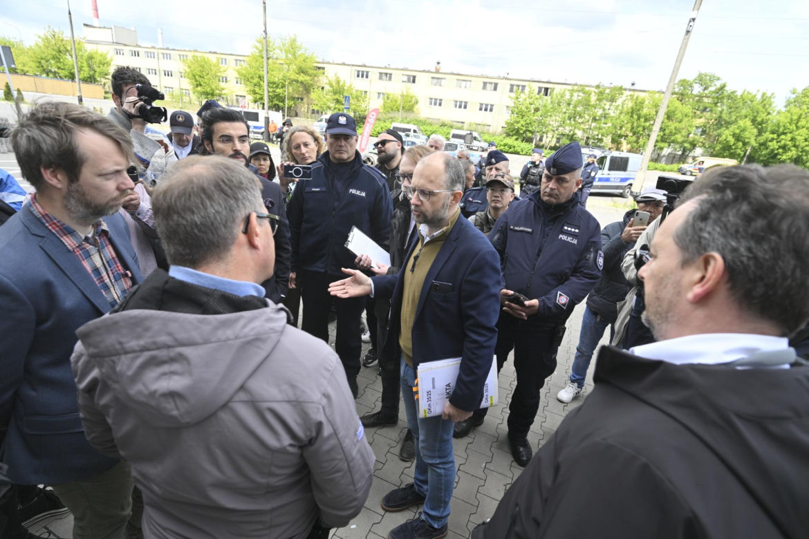 Komornicy na Modlińskiej. Nerwowe starcie przy hali na Białołęce. Ostry konflikt kupców z zarządcą hali