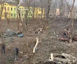   Zniszczony po rosyjskim nalocie sierociniec i szpital położniczy w Mariupolu