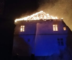 Dolny Śląsk. Pożar w Jakubowie. Spłonęła zabytkowa plebania [ZDJĘCIA, FILM]