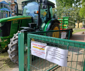 Tafla szkła rozbita w piaskownicy