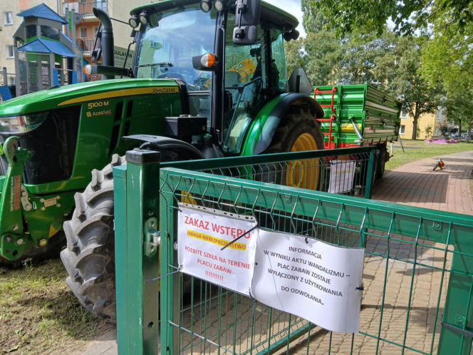 Tafla szkła rozbita w piaskownicy
