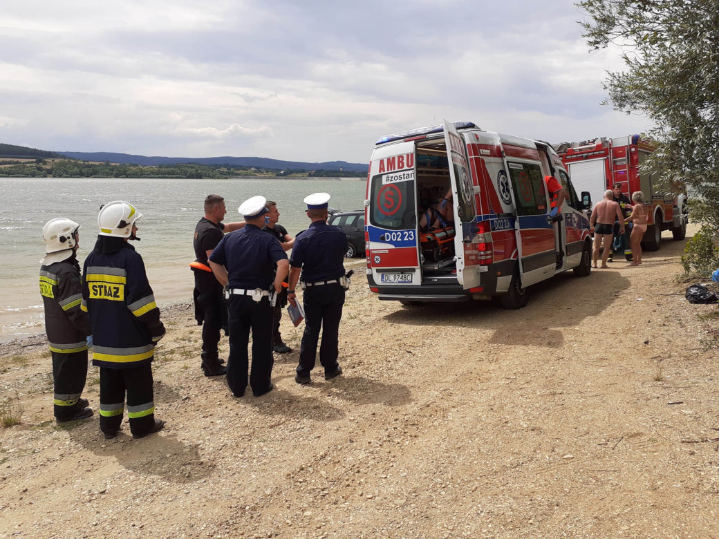 HORROR nad zalewem Słup. Auto stoczyło się PRZEJEŻDŻAJĄC PO OPALAJĄCEJ SIĘ KOBIECIE!