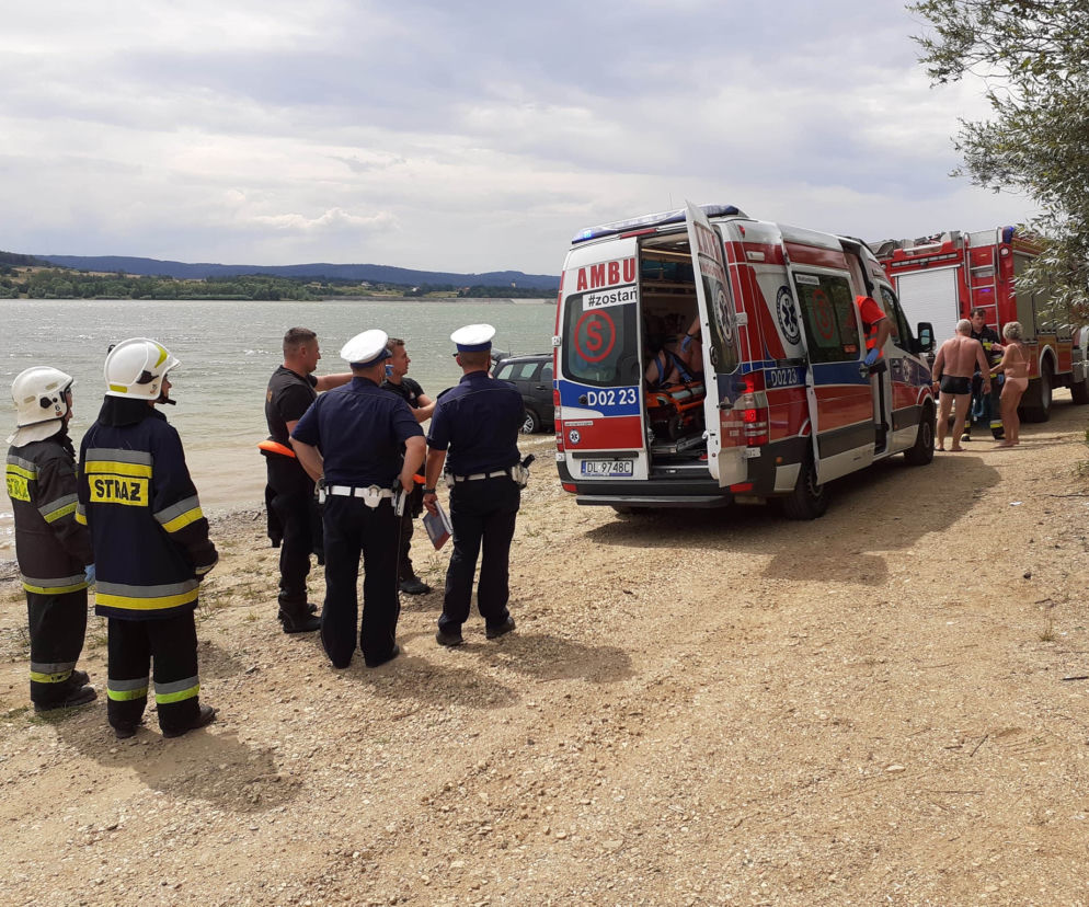 HORROR nad zalewem Słup. Auto stoczyło się PRZEJEŻDŻAJĄC PO OPALAJĄCEJ SIĘ KOBIECIE!