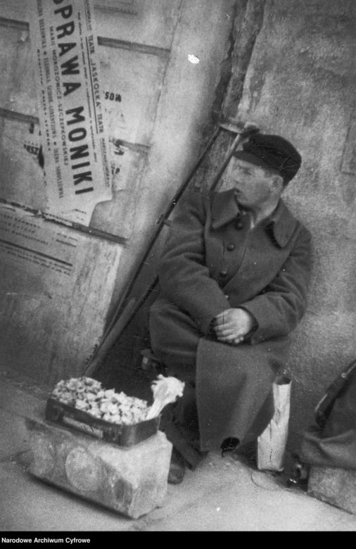 Handel uliczny w powojennej Warszawie