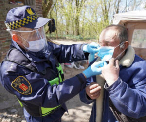 Strażnicy miejscy rozdali maseczki bezdomnym
