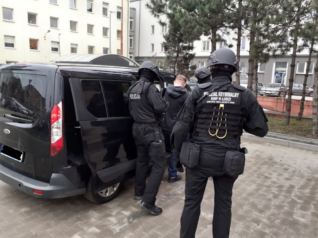 W mundurach policji sterroryzowali rodzinę. Przerażający napad pod Aleksandrowem Łódzkim [ZDJĘCIA]