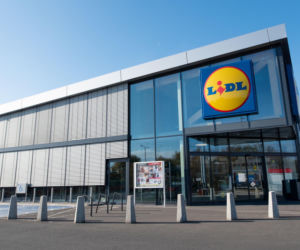 Prezenty na Dzień Babci i Dziadka. Słodkości i kwiaty w Lidl w promocyjnych cenach