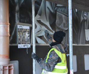 Prace nad muralem filmowym w Warszawie