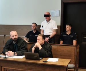 Zabili 83-letnią seniorkę za 180 zł.  Jej pokiereszowane ciało ukryli w wersalce