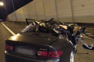 Komorów: Kierowca zasnął za kierownicą. Tyle zostało z jego auta [ZDJĘCIA]