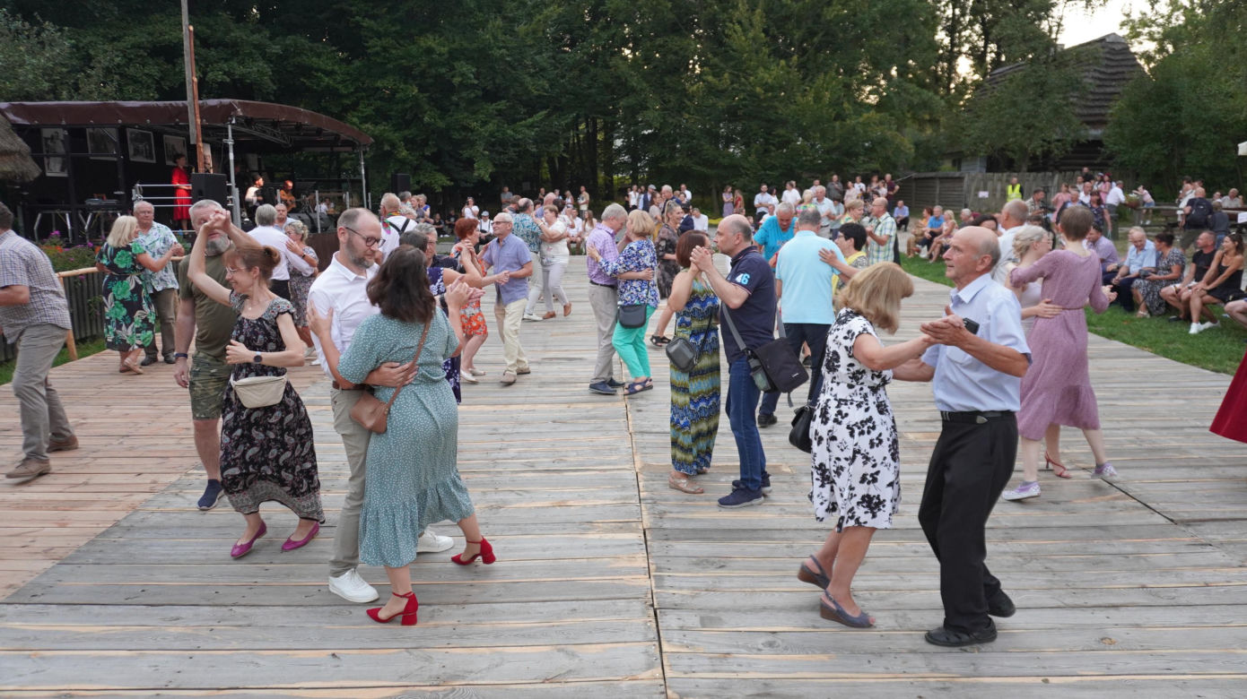 „Tańcowali” na parkiecie w Muzeum Wsi Lubelskiej aż miło było patrzeć! FOTORELACJA z sobotniej potańcówki