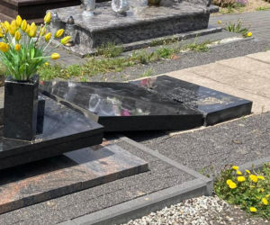 Szok! Kilkadziesiąt zdewastowanych nagrobków na cmentarzu w Piekarach Śląskich 