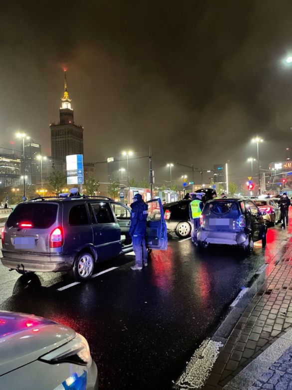 Wielka akcja policji w Warszawie. Sprawdzili kierowców popularnych aplikacji. Aż 12 osób zatrzymanych!