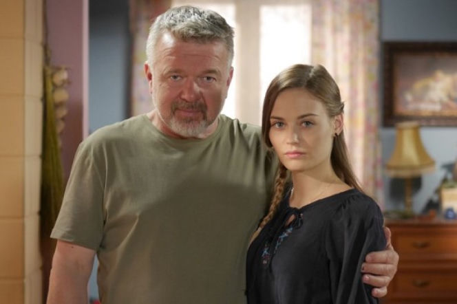 Pierwsza miłość. Marianna (Katarzyna Sawczuk), Marian Śmiałek (Paweł Okoński)