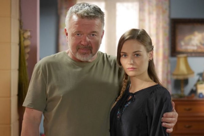 Pierwsza miłość. Marianna (Katarzyna Sawczuk), Marian Śmiałek (Paweł Okoński)