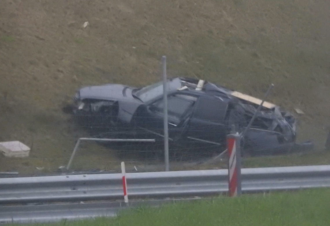 Przerażający wypadek w Majdanie pod Wiązowną. Mercedes przebił barierki i runął z wiaduktu