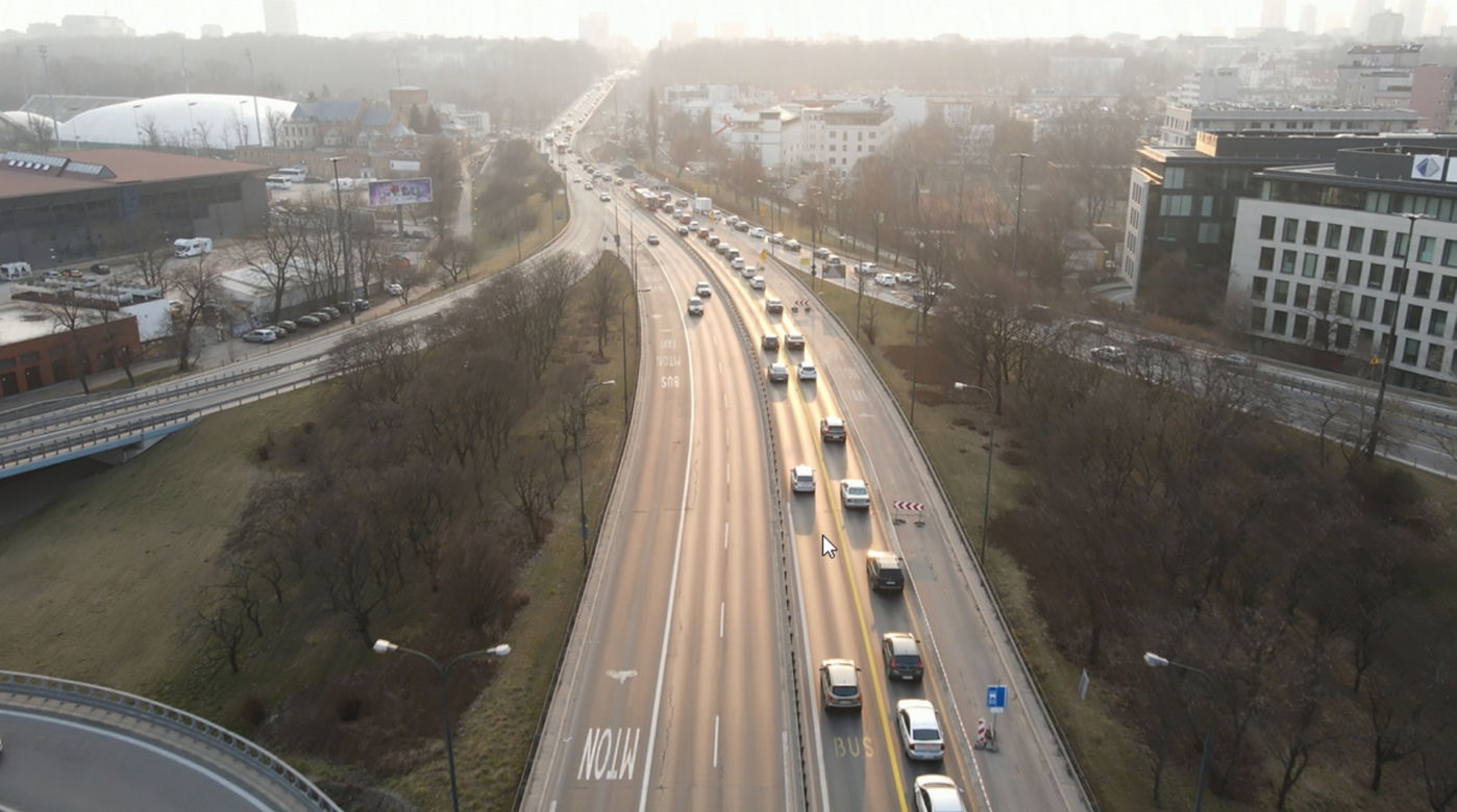 Kierowcy mknął buspasami