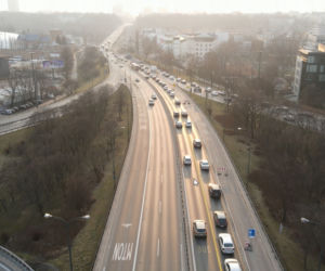 Dron przyłapał kierowców. Tak ignorują buspasy na Trasie Łazienkowskiej
