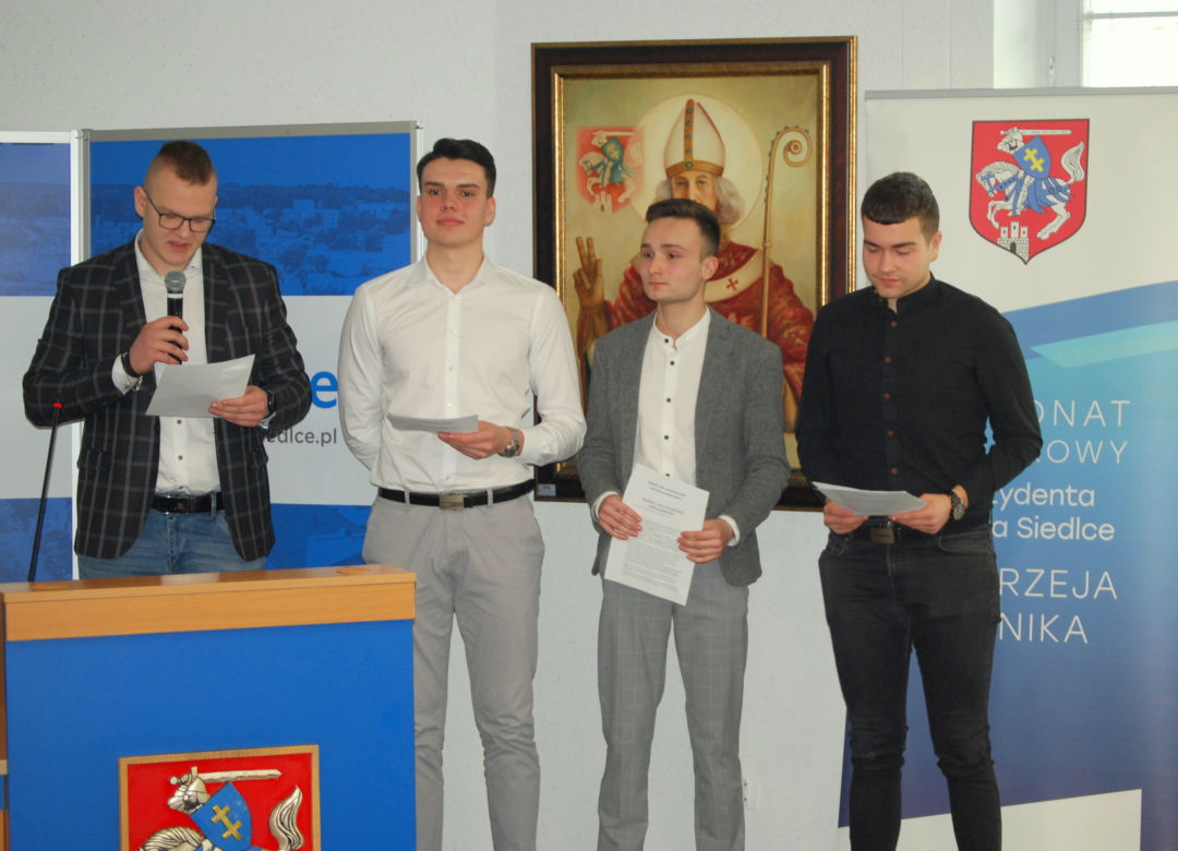 Uczniowie ZSP nr 4 w Siedlcach i ich opiekunowie, którzy wzięli udział w debacie o bezpieczeństwie