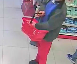Gliwice: Policja szuka mężczyzny w różowych spodniach, który ukradł perfumy w drogerii [ZDJĘCIA]