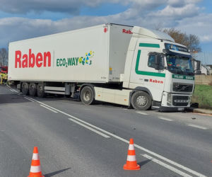 Zablokowana droga krajowa nr 9. TIR zderzył się z autem osobowym