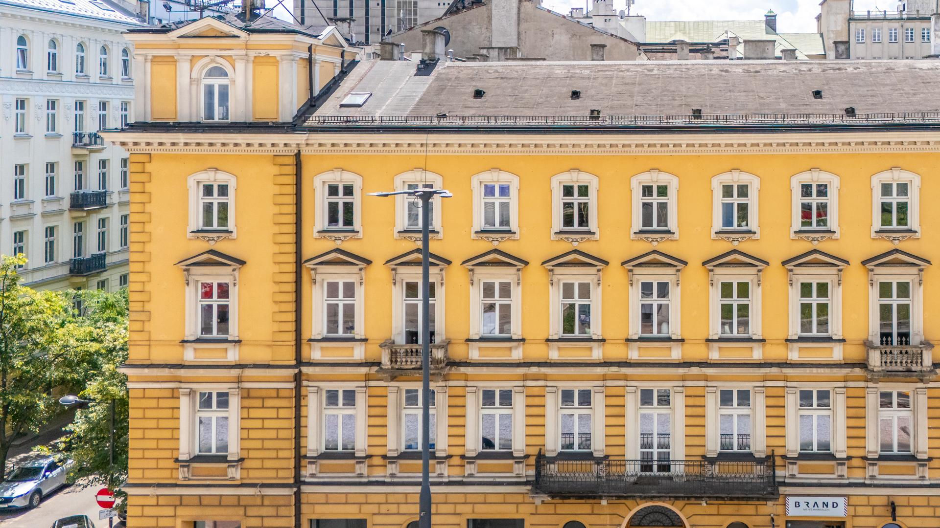 Południowa pierzeja Alej Jerozolimskich w centrum Warszawy
