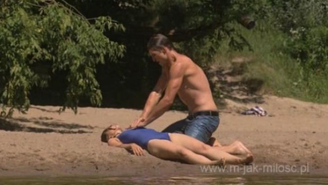 M jak miłość. Marcin Chodakowski (Mikołaj Roznerski), Eryka Buford (Marta Juras)