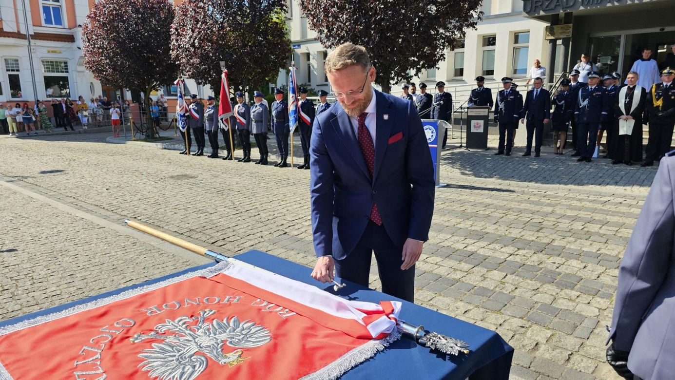 Nadanie sztandaru dla KPP w Świdwinie