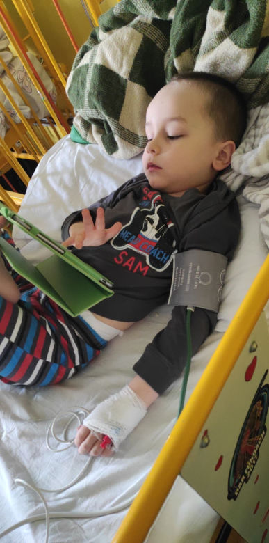 Oskar cierpi w ciszy. Każdy dzień to walka, by przeczekać ból. Mama nie ma już sił