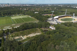Zawody w przeciąganiu liny i odbijaniu piłeczki na zabytkowych Terenach Olimpijskich we Wrocławiu. 11 lat decyzji, protestów i urzędniczych przepychanek