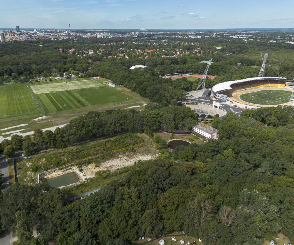 Widok z góry na Stadion Olimpijski i przyległy teren dawnych basenów we Wrocławiu. O sporze przeczytasz na Architektura.