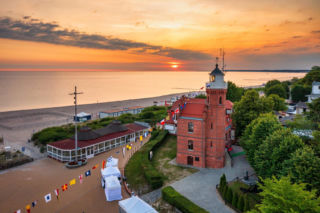 Po 13 latach na szczycie Rankingu Polskich Plaż Magazynu Travelist doszło do zmiany lidera. Tytuł Plaży Roku 2026 zdobyła Ustka, która wygrała także w kategorii najlepszej plaży dla rodzin