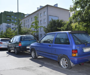 Wraki blokują miejsca parkingowe