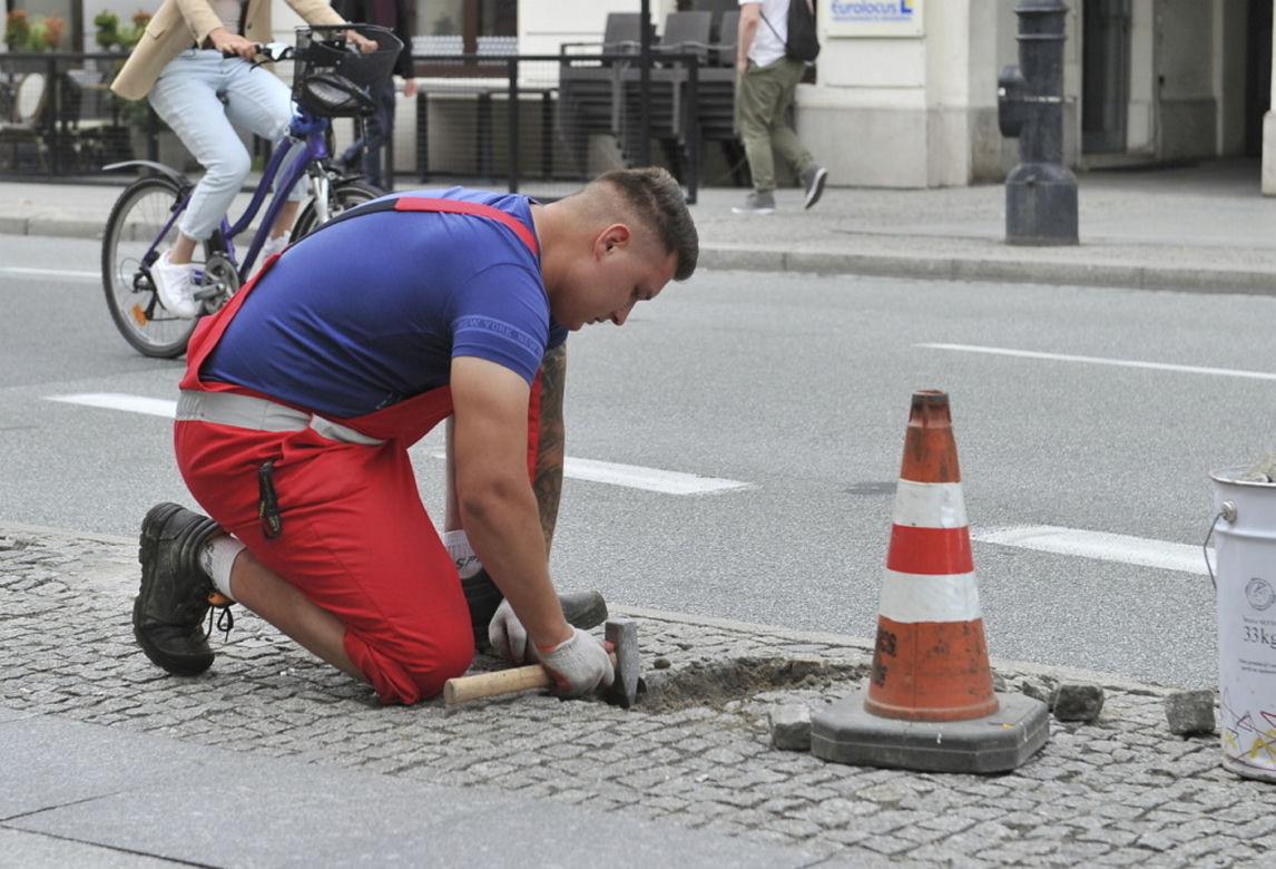Kawałki Traktu Królewskiego można zabrać do domu. Reprezentatywne ulice stolicy są w opłakanym stanie!