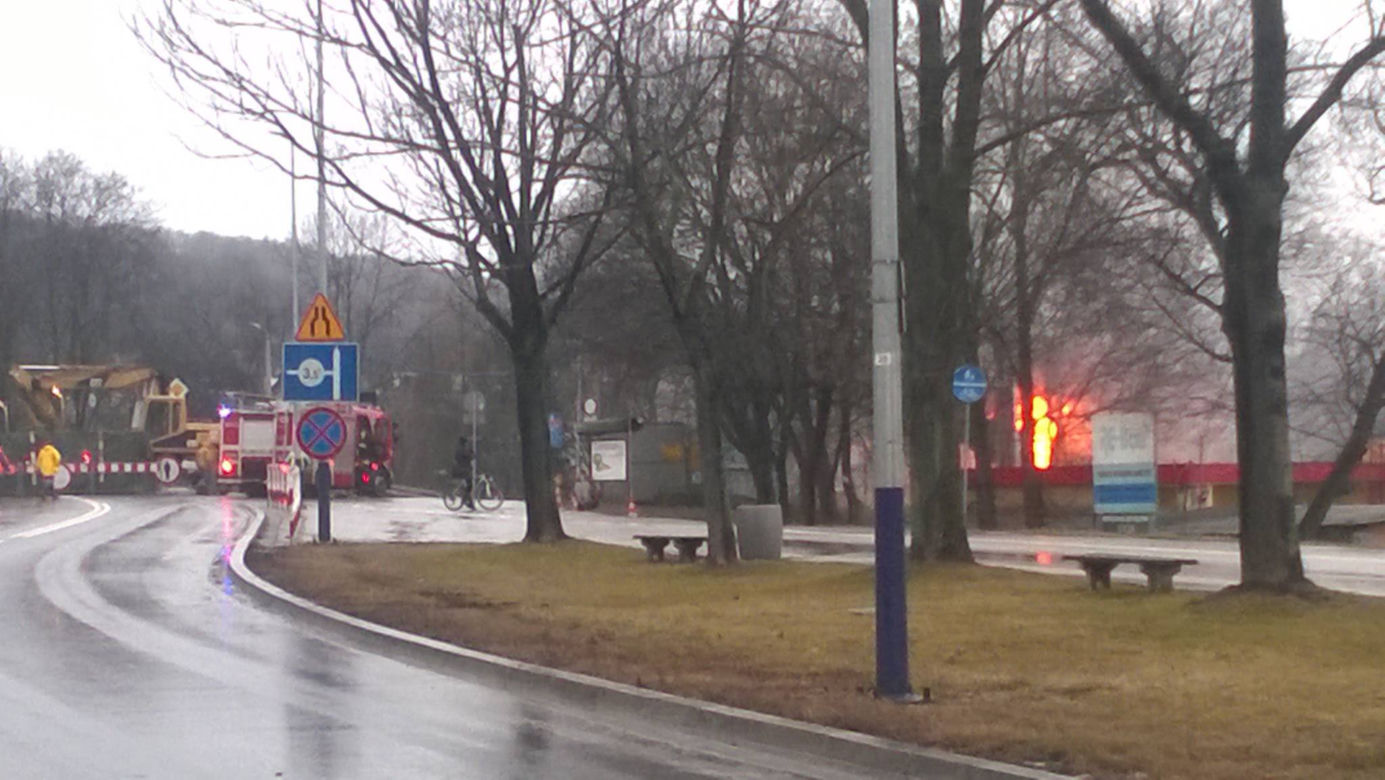 Pożar przy moście na Rudawie. Dwie osoby ranne [ZDJĘCIA]