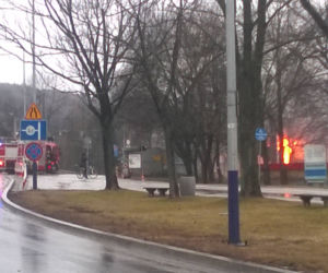 Pożar przy moście na Rudawie. Dwie osoby ranne [ZDJĘCIA]