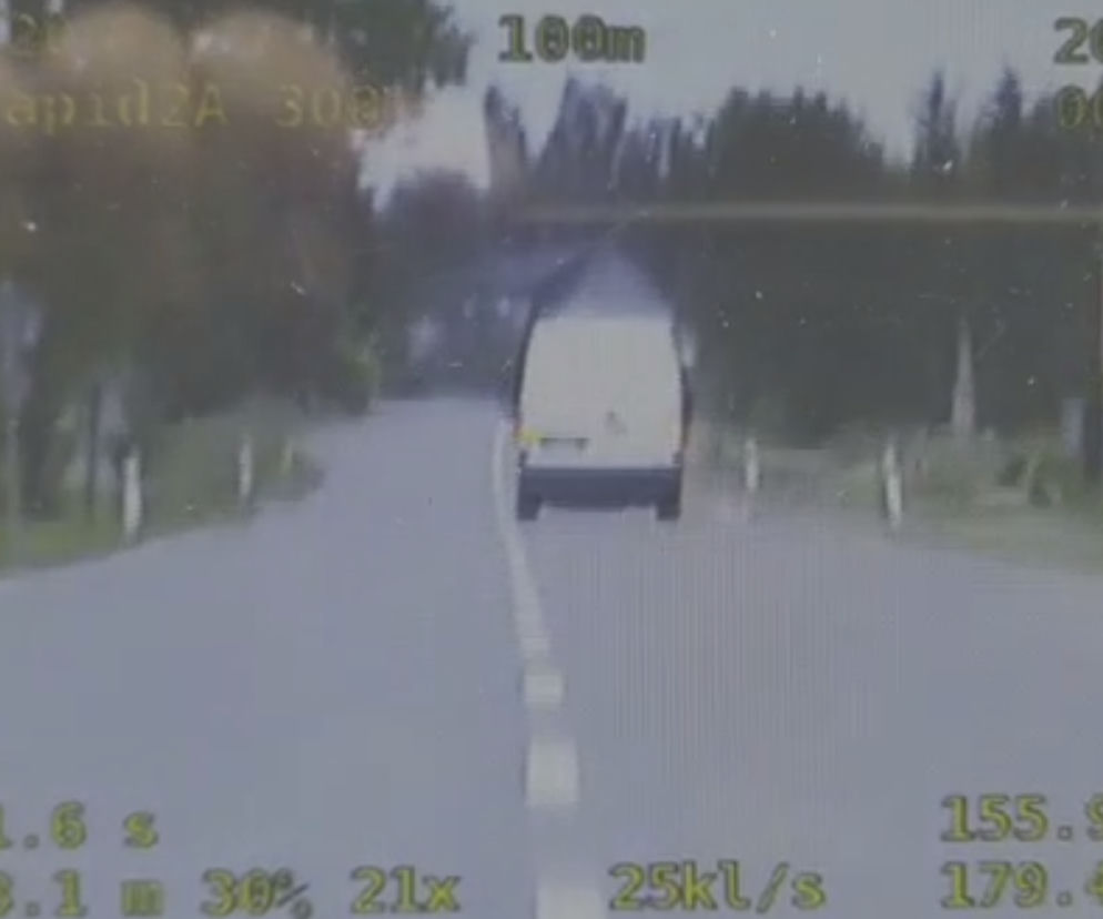 Bus musi latać! Kierowca dostawczego Renault leciał z prędkością 155 km/h w terenie zabudowanym