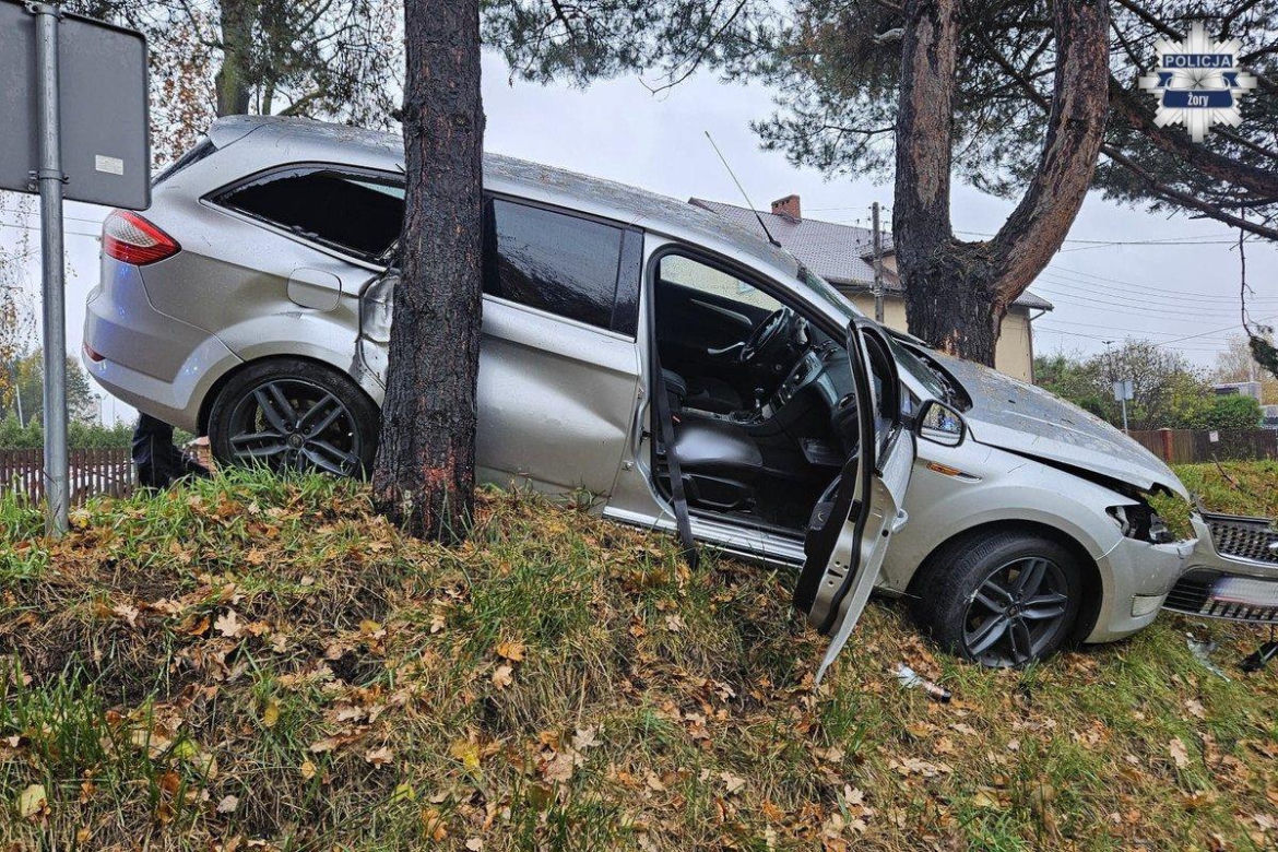 Pijany Ukrainiec wyleciał autem z drogi i uderzył w drzewo. Służby wezwał system eCall