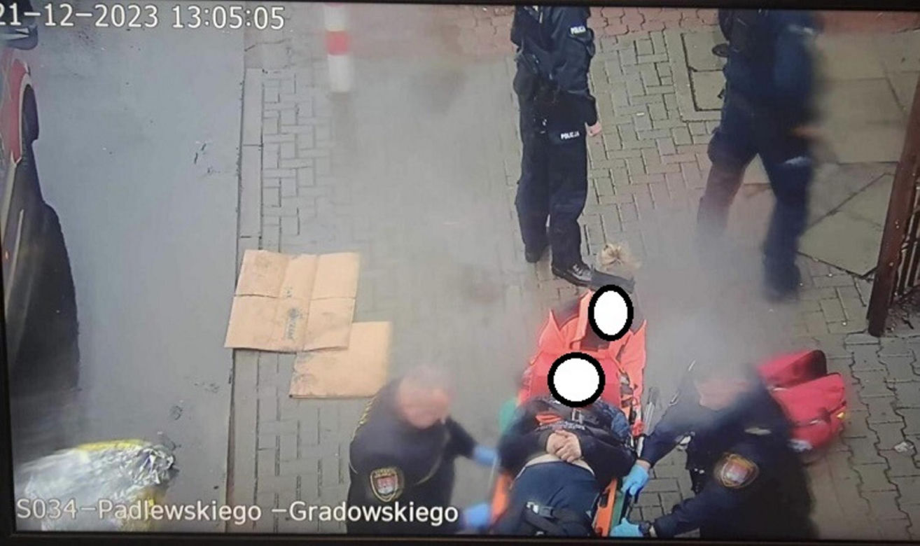 Wstrząsający wypadek tuż przed świętami. 25-latek poślizgnął się wypadł z okna! 