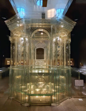 Chmielnik.Jedyna na świecie szklana bima – rekonstrukcja miejsca, z którego niegdyś odczytywano Torę