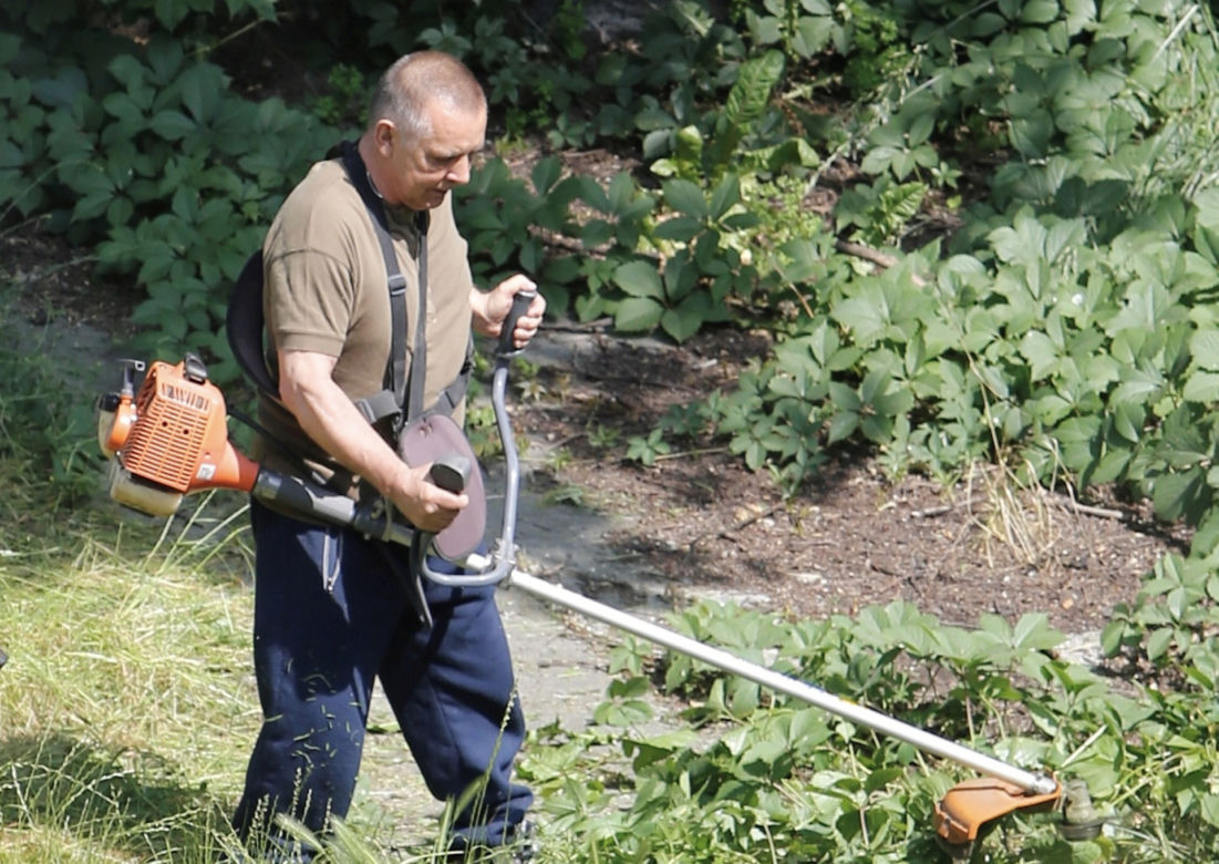 Marian Banaś podczas wiosennego koszenia trawy