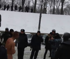 UKRAINA: Berkut robi zdjęcia NAGICH DEMONSTRANTÓW