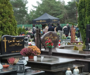 Zakatowana Zuzia jest już wśród aniołków. Widok maleńkiej urny łamie serce