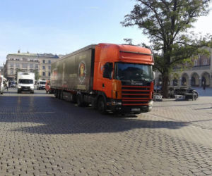 Samochody na Rynku Głównym: Władze Krakowa wydają decyzje niezgodne z prawem napisanym przez... władze Krakowa?